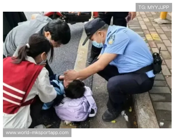 倒地后还被补拳，现场惊呼