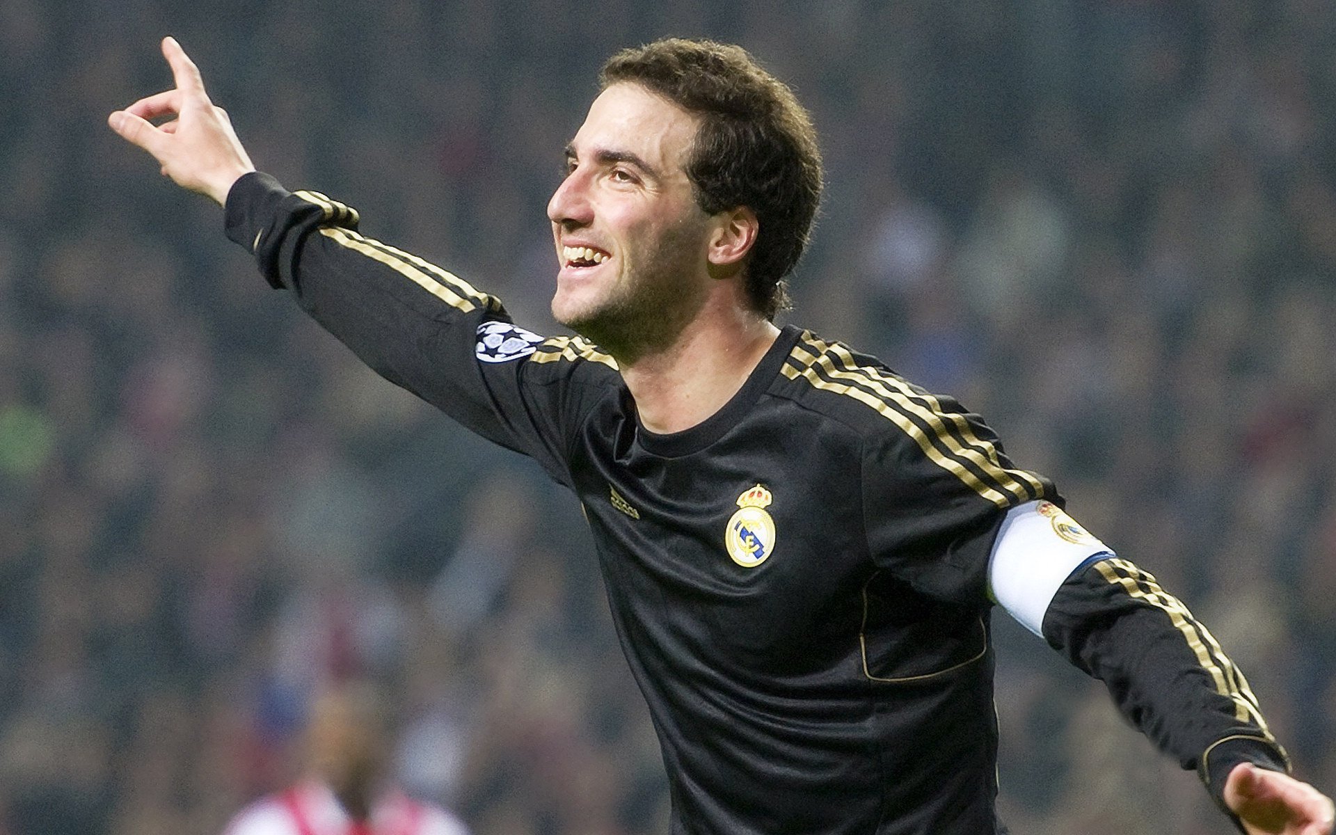 mk体育备用-高压逼抢球队是否更易陷入战术断层困境，高压枪伤害事件